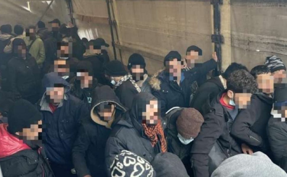 Poliţia ungară a descoperit 97 migranţi ilegali într-un camion românesc