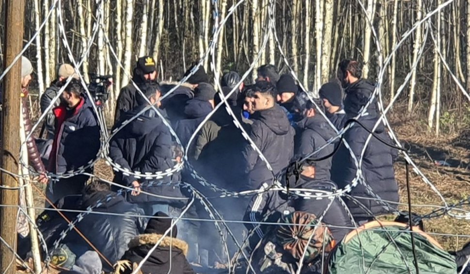 Alertă în Europa! Migranții veniți din Belarus au rupt gardul de la granița cu Polonia și au pătruns în țară