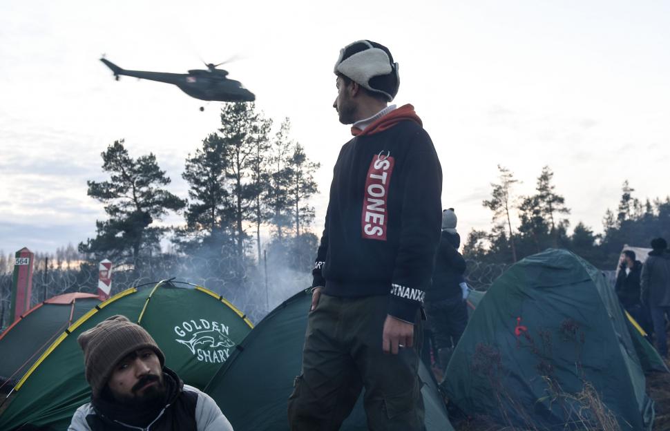 Alertă în Europa! Migranții veniți din Belarus au rupt gardul de la granița cu Polonia și au pătruns în țară 735313