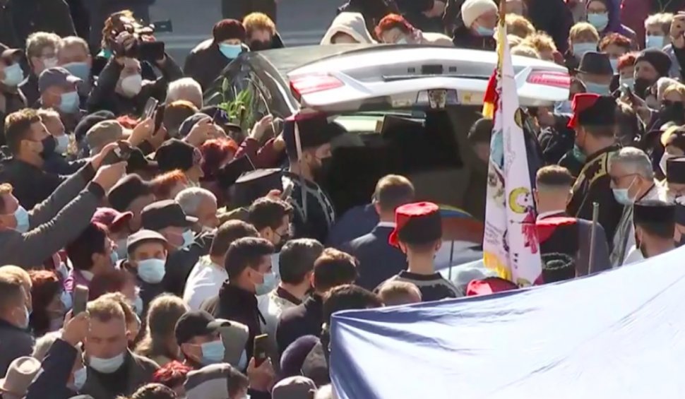 Mii de oameni în lacrimi, la înmormântarea lui Petrică Mîțu Stoian: "Glumea cu noi și ne făcea farse. Tot am speranţa că e o farsă"