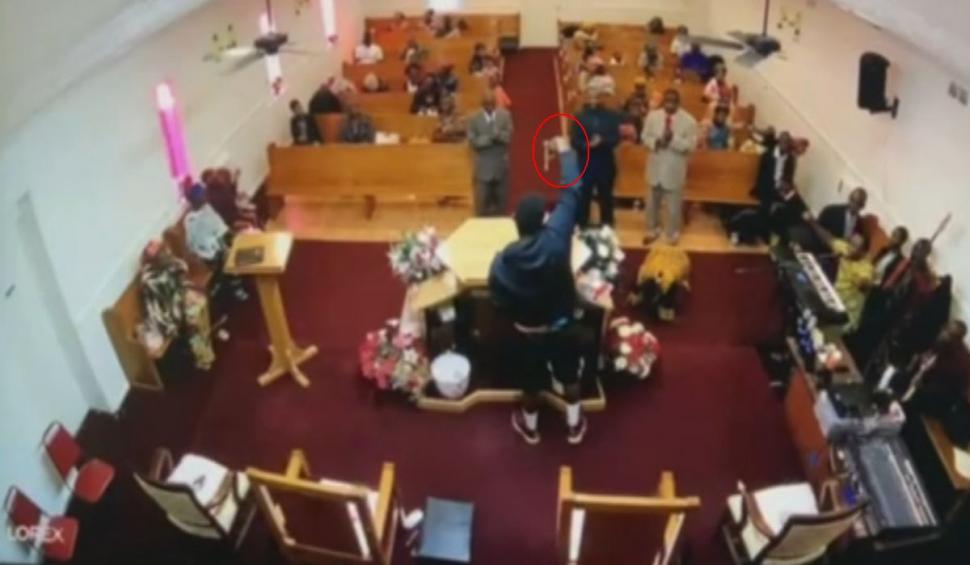 Un bărbat a scos pistolul în biserică și a început să-i amenințe pe credincioși. Preotul l-a placat ca la rugby și a devenit erou 735374