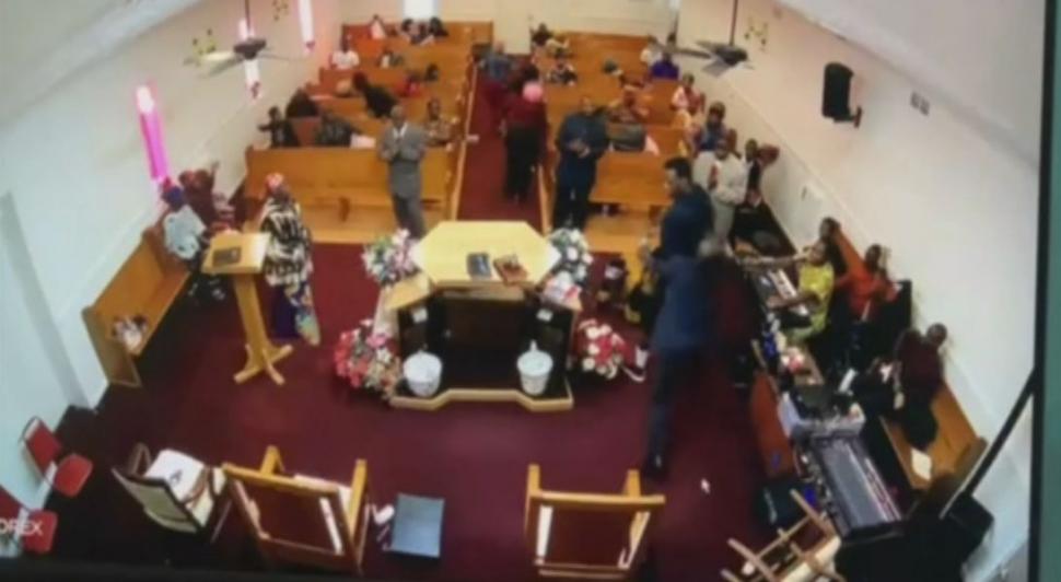 Un bărbat a scos pistolul în biserică și a început să-i amenințe pe credincioși. Preotul l-a placat ca la rugby și a devenit erou 735375