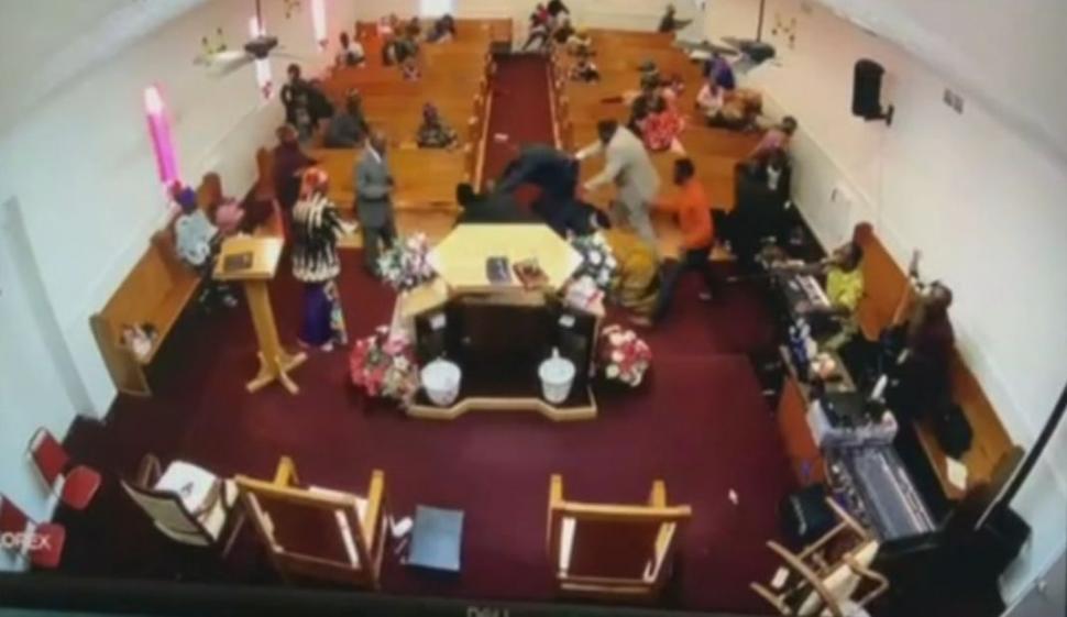 Un bărbat a scos pistolul în biserică și a început să-i amenințe pe credincioși. Preotul l-a placat ca la rugby și a devenit erou 735376