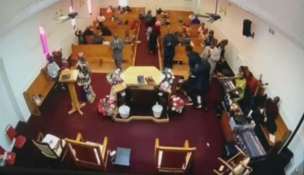 Un bărbat a scos pistolul în biserică și a început să-i amenințe pe credincioși. Preotul l-a placat ca la rugby și a devenit erou 735377