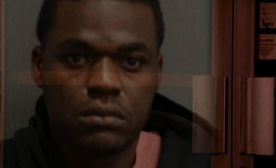 Un bărbat a scos pistolul în biserică și a început să-i amenințe pe credincioși. Preotul l-a placat ca la rugby și a devenit erou 735378