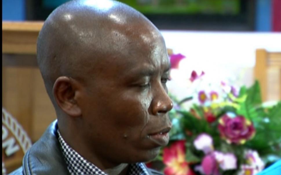 Un bărbat a scos pistolul în biserică și a început să-i amenințe pe credincioși. Preotul l-a placat ca la rugby și a devenit erou 735379