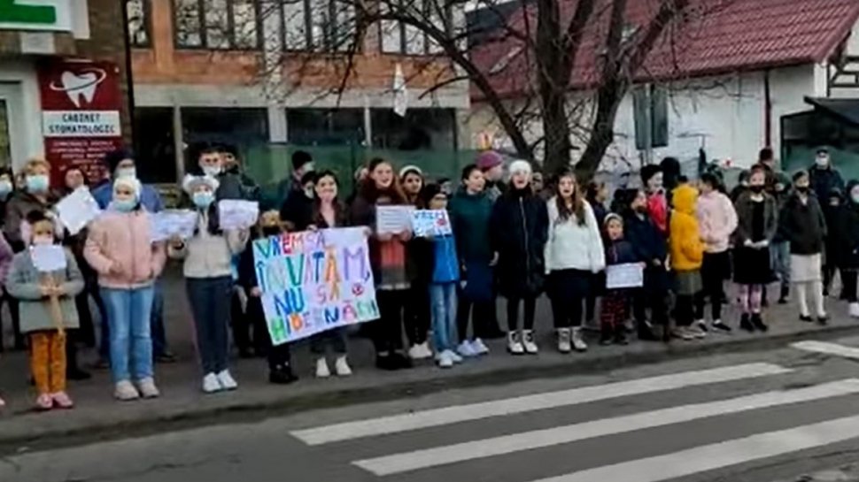 Zeci de elevi au protestat la Suceava: "Vrem la şcoală!"