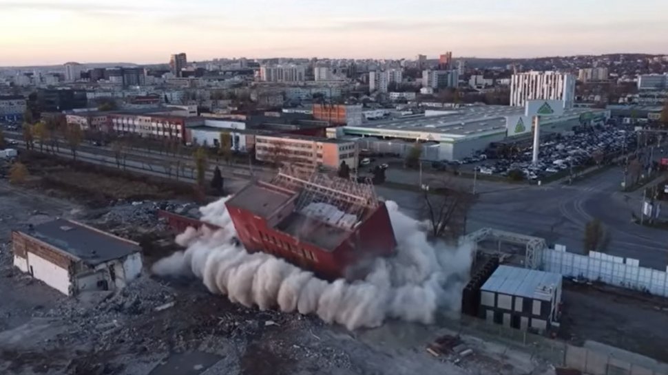 Clădire de șase etaje din Iași, doborâtă prin implozie, cu 22 de kilograme dinamită
