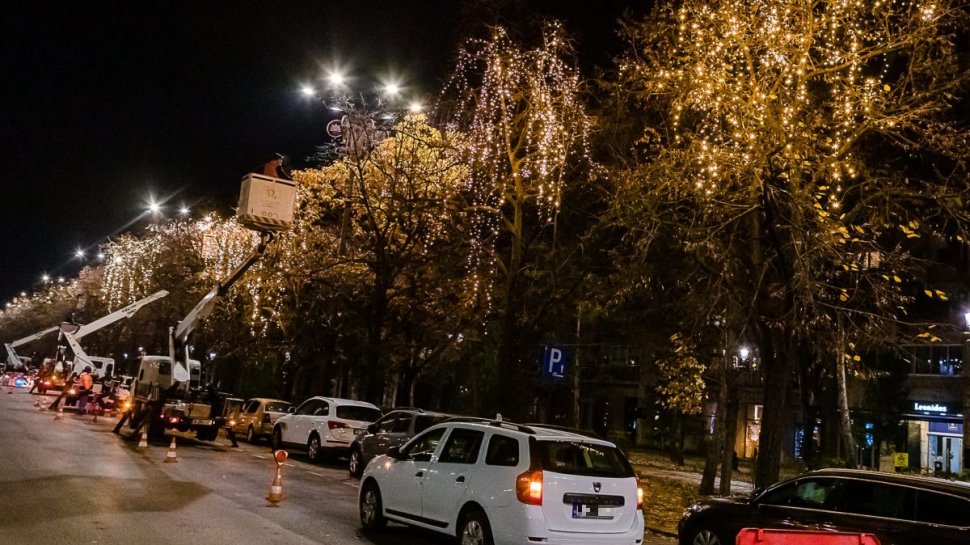 Cum arată primele decorațiuni de Crăciun montate în București