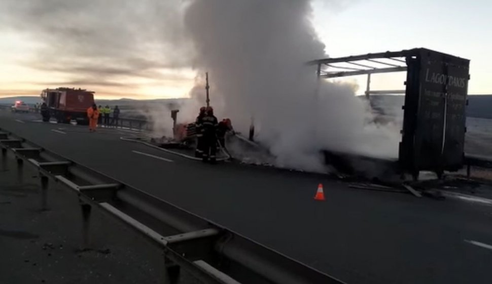 Un TIR a luat foc pe Autostrada A3, pompierii intervin cu trei autospeciale