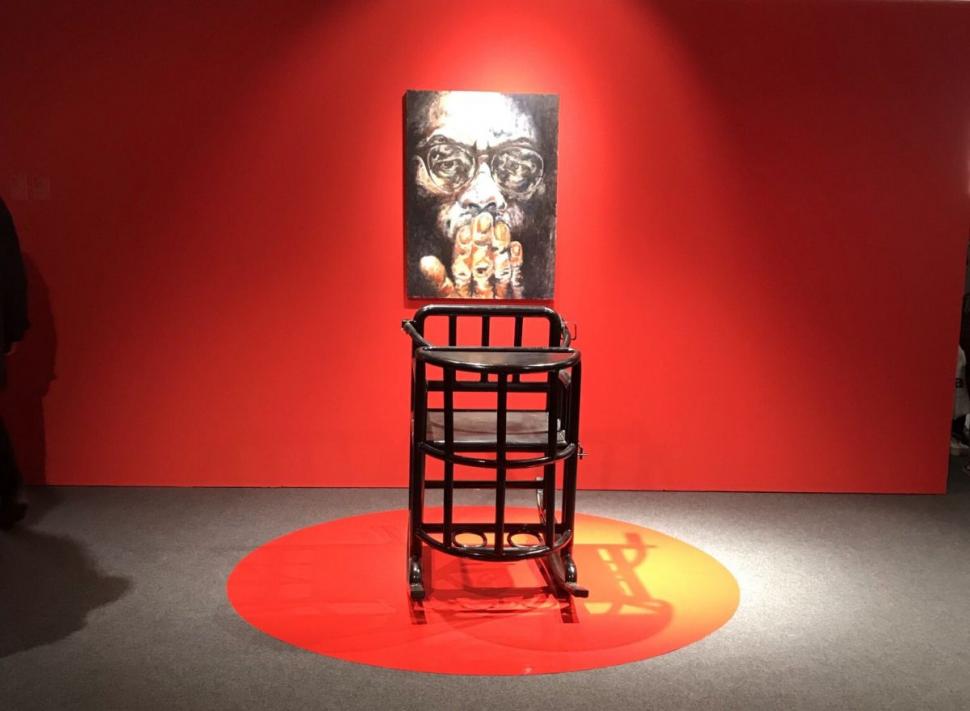 Expoziția de artă pe care China a încercat s-o oprească în Italia. Conține un exponat viu într-un scaun de tortură și imagini ironice cu Xi Jinping 735987