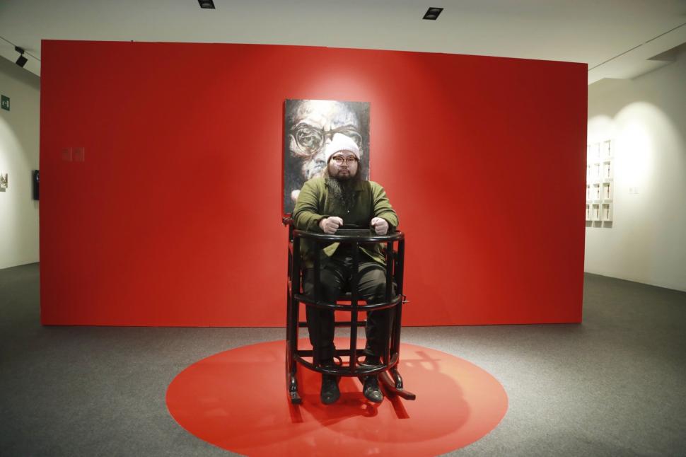 Expoziția de artă pe care China a încercat s-o oprească în Italia. Conține un exponat viu într-un scaun de tortură și imagini ironice cu Xi Jinping 735988