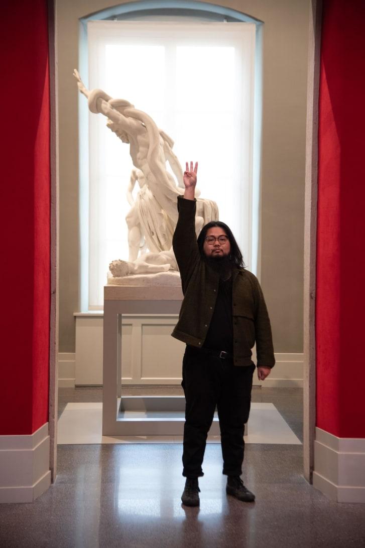 Expoziția de artă pe care China a încercat s-o oprească în Italia. Conține un exponat viu într-un scaun de tortură și imagini ironice cu Xi Jinping 735989