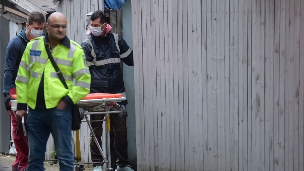 Un bărbat din Suceava a fost găsit mort în casă, cu un cuţit înfipt în ochi