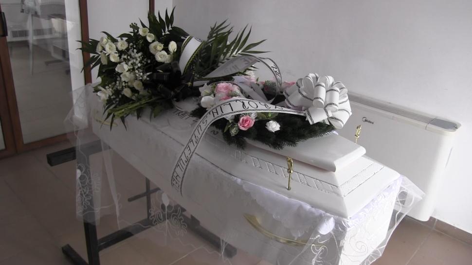 Flori şi lacrimi pentru Antonia, fetiţa ucisă de iubitul mamei sale. Fetiţa a fost condusă astăzi pe ultimul drum 735961