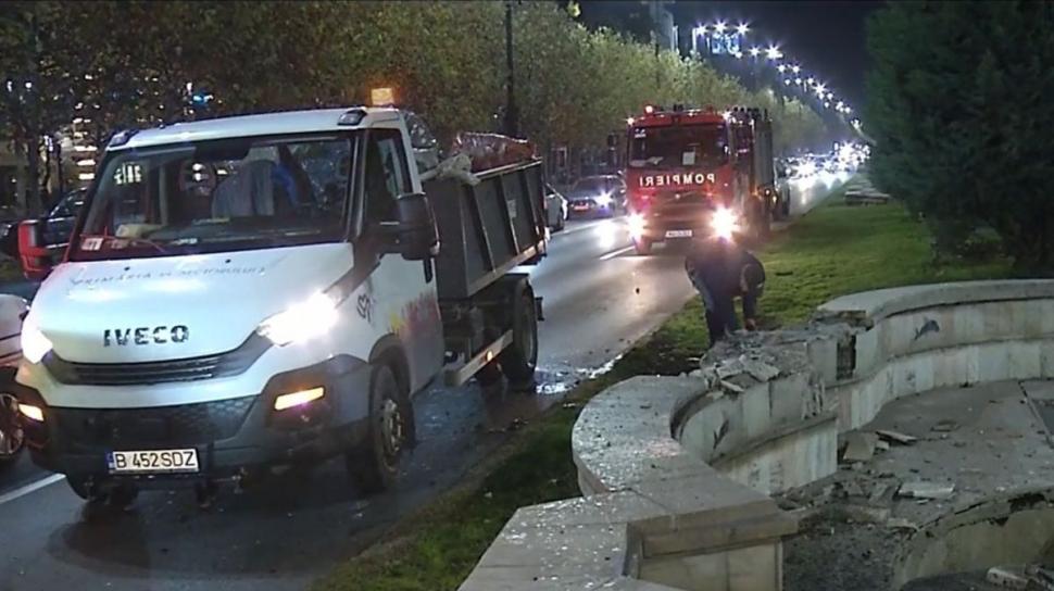 Un şofer a intrat cu maşina în fântâna arteziană din Piaţa Unirii 735903