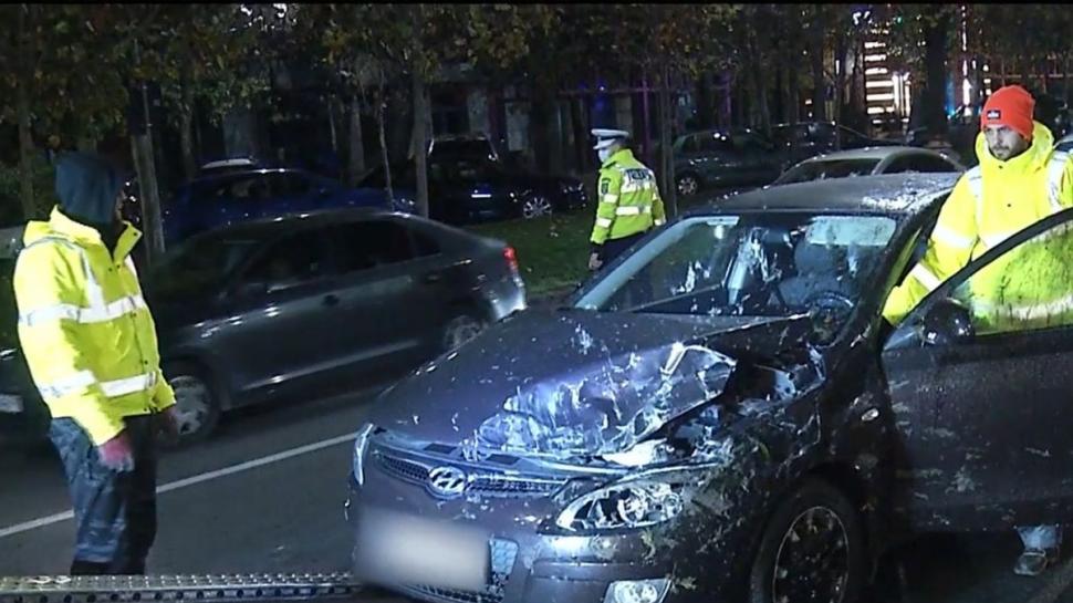 Un şofer a intrat cu maşina în fântâna arteziană din Piaţa Unirii 735904