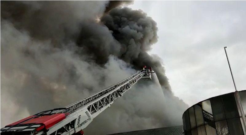Incendiu de proporţii, pe o suprafaţă de 1.000 de metri pătraţi, la o fabrică de mezeluri din Olt 736083