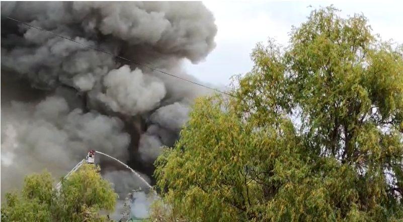 Incendiu de proporţii, pe o suprafaţă de 1.000 de metri pătraţi, la o fabrică de mezeluri din Olt 736084