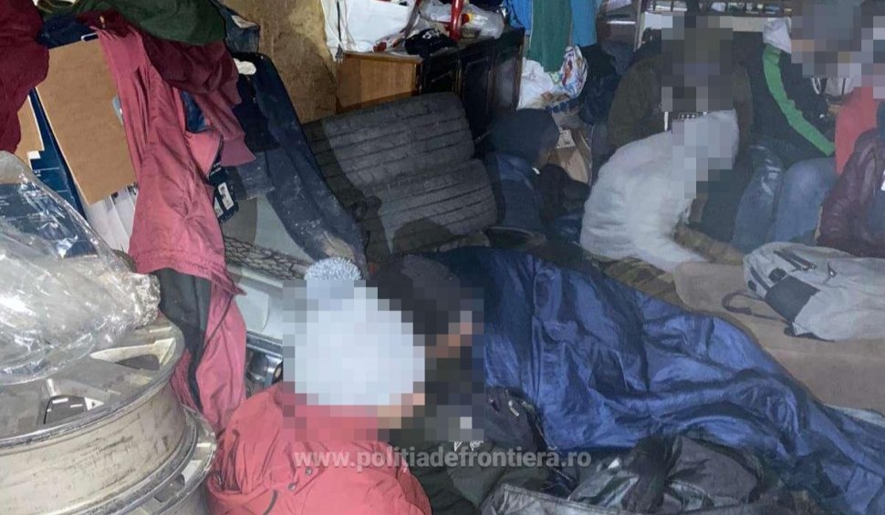 Poliţiştii au găsit 16 migranţi în garajul şoferiţei din Timiş, prinsă cu opt indieni ascunşi în maşină
