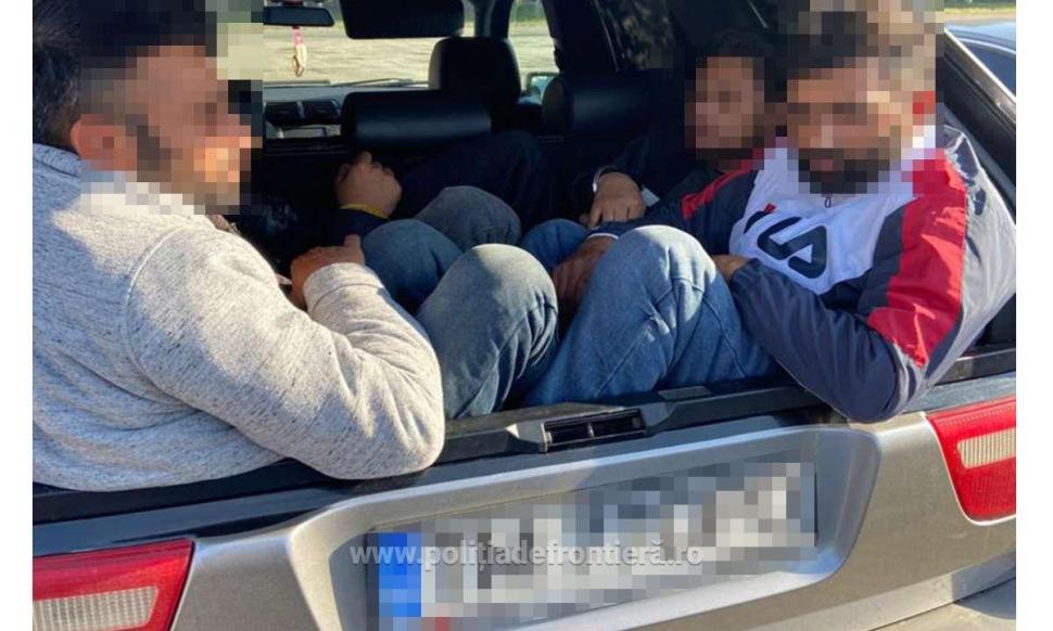 Poliţiştii au găsit 16 migranţi în garajul şoferiţei din Timiş, prinsă cu opt indieni ascunşi în maşină 736019