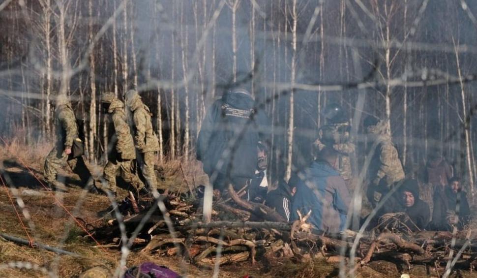 O proteză de picior sprijinită de gardul de la frontiera Poloniei cu Belarus. Imagini dramatice din locul unde conflictul armat poate izbucni oricând 736071