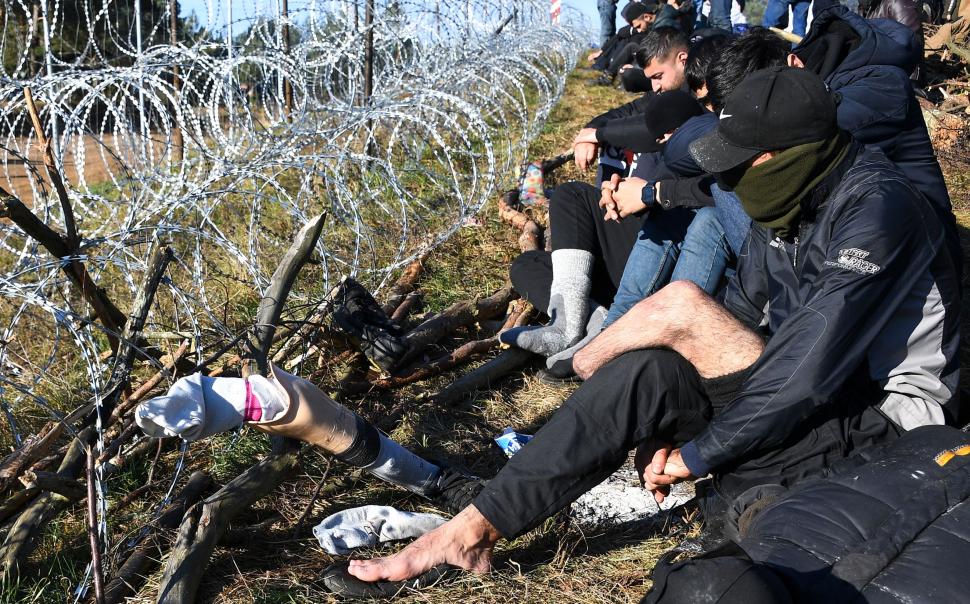 O proteză de picior sprijinită de gardul de la frontiera Poloniei cu Belarus. Imagini dramatice din locul unde conflictul armat poate izbucni oricând 736072