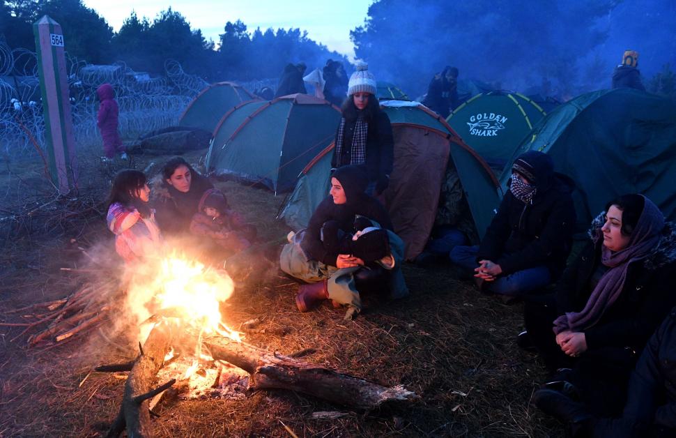 O proteză de picior sprijinită de gardul de la frontiera Poloniei cu Belarus. Imagini dramatice din locul unde conflictul armat poate izbucni oricând 736074