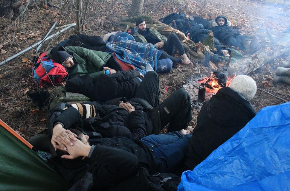 O proteză de picior sprijinită de gardul de la frontiera Poloniei cu Belarus. Imagini dramatice din locul unde conflictul armat poate izbucni oricând 736075
