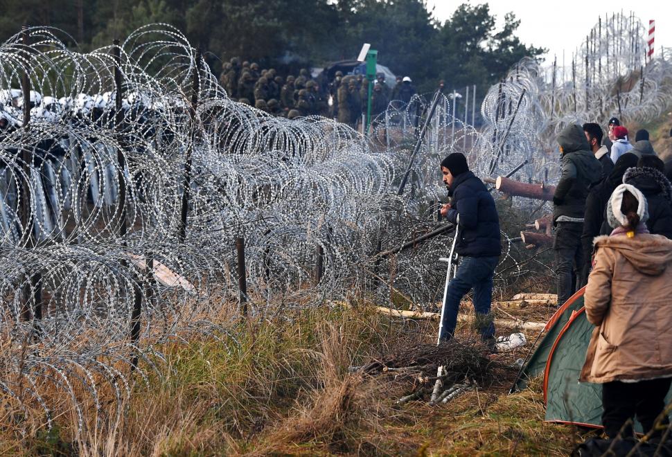 O proteză de picior sprijinită de gardul de la frontiera Poloniei cu Belarus. Imagini dramatice din locul unde conflictul armat poate izbucni oricând 736076