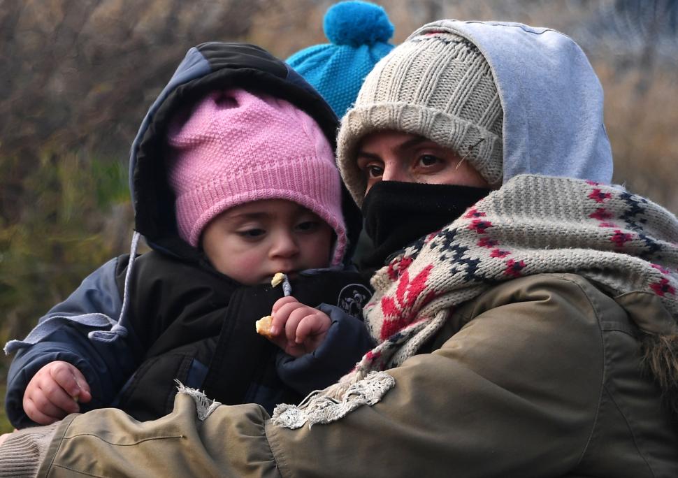 O proteză de picior sprijinită de gardul de la frontiera Poloniei cu Belarus. Imagini dramatice din locul unde conflictul armat poate izbucni oricând 736077