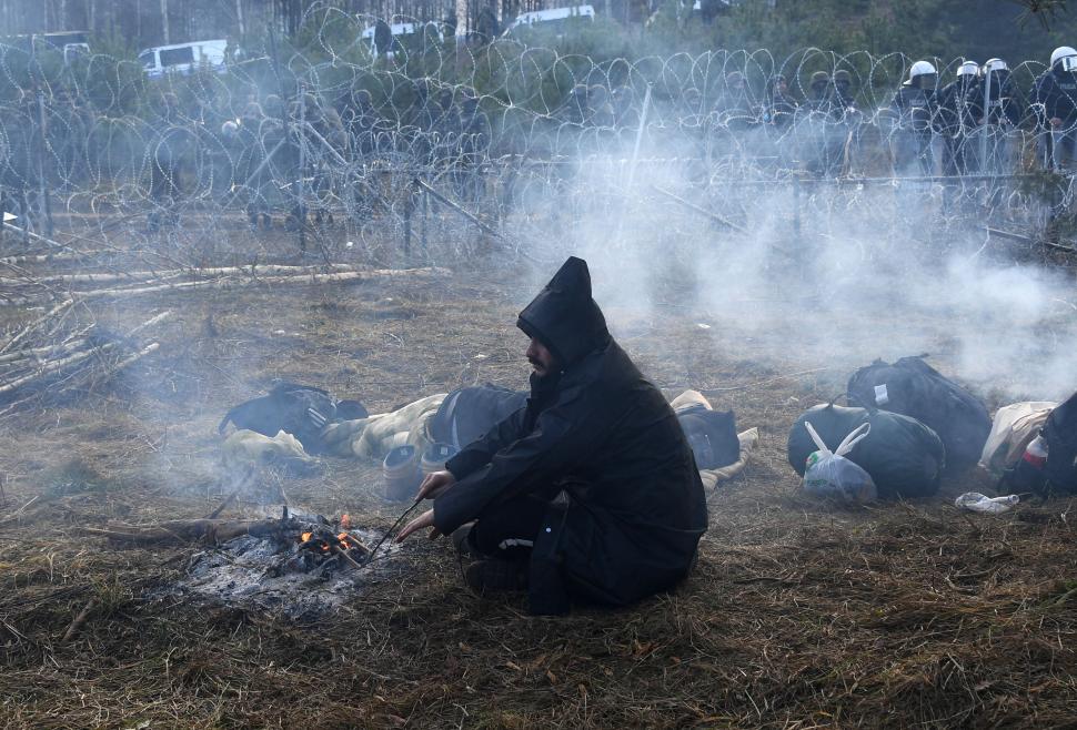 O proteză de picior sprijinită de gardul de la frontiera Poloniei cu Belarus. Imagini dramatice din locul unde conflictul armat poate izbucni oricând 736078