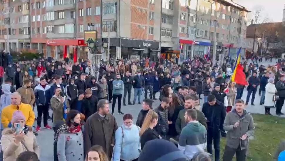 Peste 1.200 de oameni protestează la Suceava şi Bucureşti împotriva certificatului verde şi a vaccinării obligatorii 736089