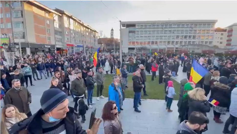 Peste 1.200 de oameni protestează la Suceava şi Bucureşti împotriva certificatului verde şi a vaccinării obligatorii 736090