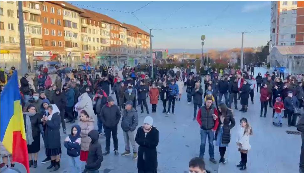 Peste 1.200 de oameni protestează la Suceava şi Bucureşti împotriva certificatului verde şi a vaccinării obligatorii 736091