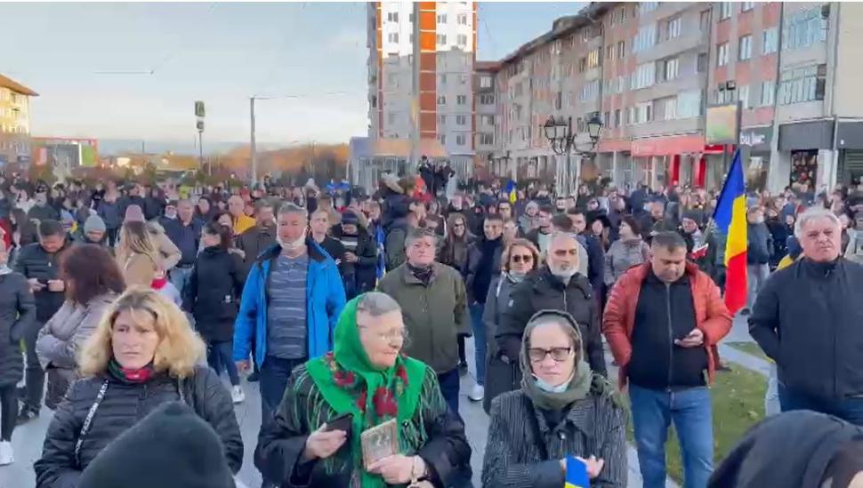 Peste 1.200 de oameni protestează la Suceava şi Bucureşti împotriva certificatului verde şi a vaccinării obligatorii 736092