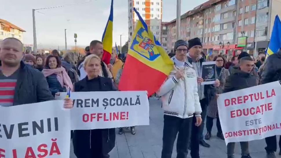 Peste 1.200 de oameni protestează la Suceava şi Bucureşti împotriva certificatului verde şi a vaccinării obligatorii 736093