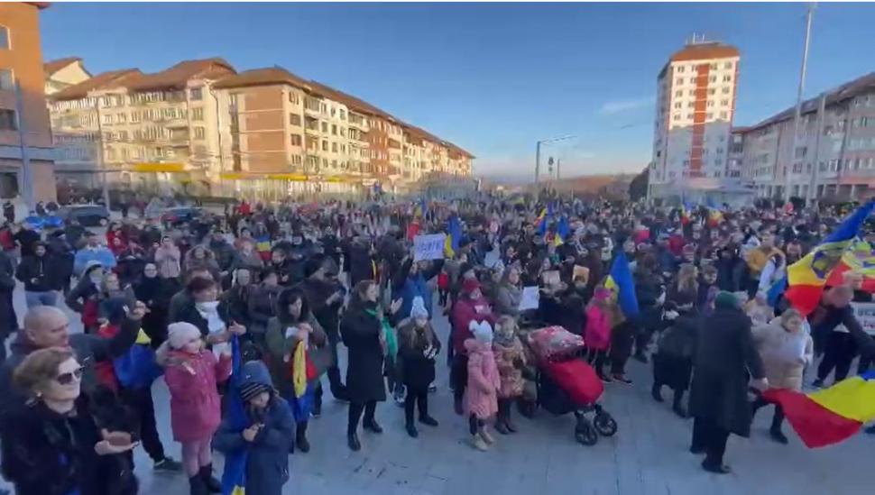 Peste 1.200 de oameni protestează la Suceava şi Bucureşti împotriva certificatului verde şi a vaccinării obligatorii 736094