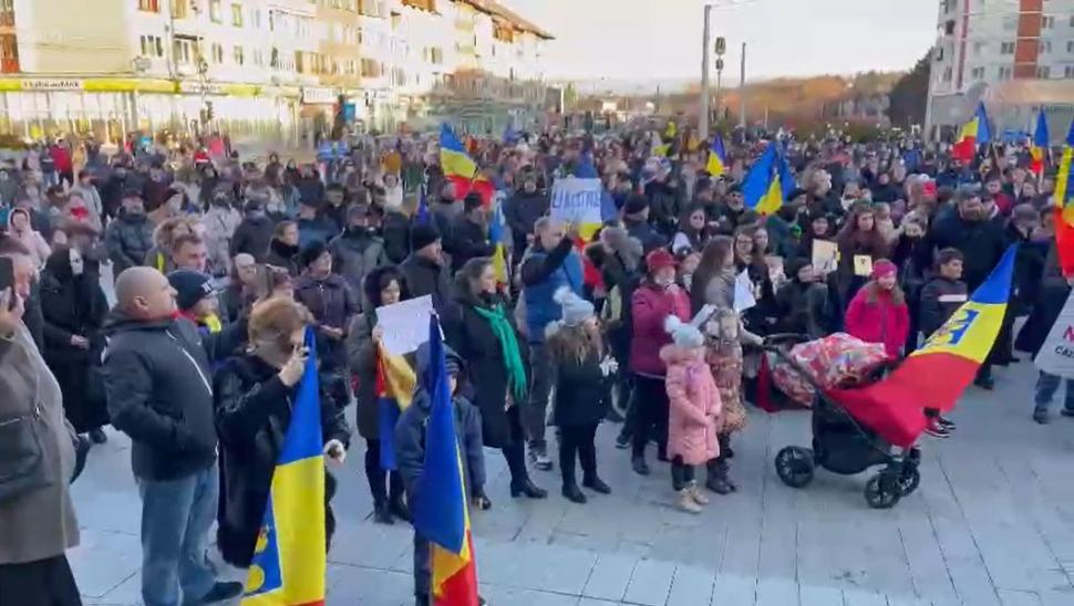 Peste 1.200 de oameni protestează la Suceava şi Bucureşti împotriva certificatului verde şi a vaccinării obligatorii 736095