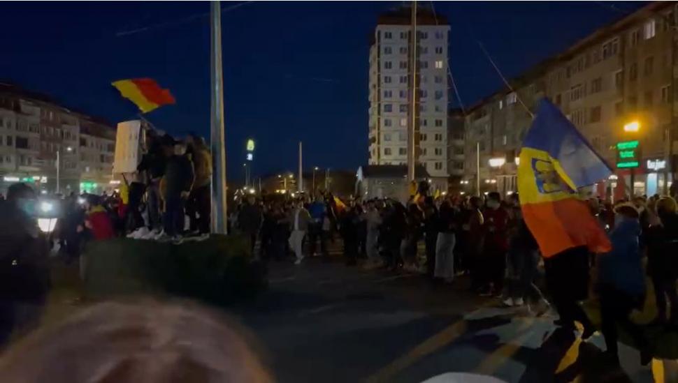 Peste 1.200 de oameni protestează la Suceava şi Bucureşti împotriva certificatului verde şi a vaccinării obligatorii 736096