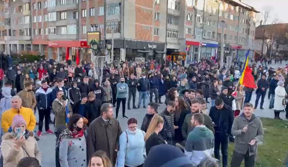 Peste 1.200 de oameni protestează la Suceava şi Bucureşti împotriva certificatului verde şi a vaccinării obligatorii