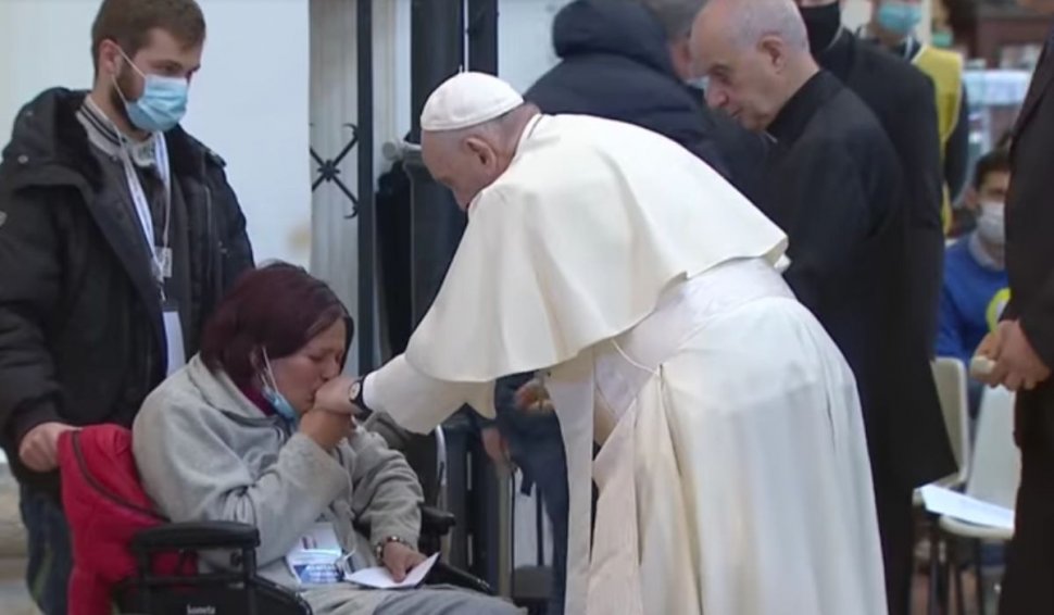 O româncă dependentă de morfină și greu încercată de viață a fost aplaudată în biserică după o mărturie în fața Papei Francisc, în Italia