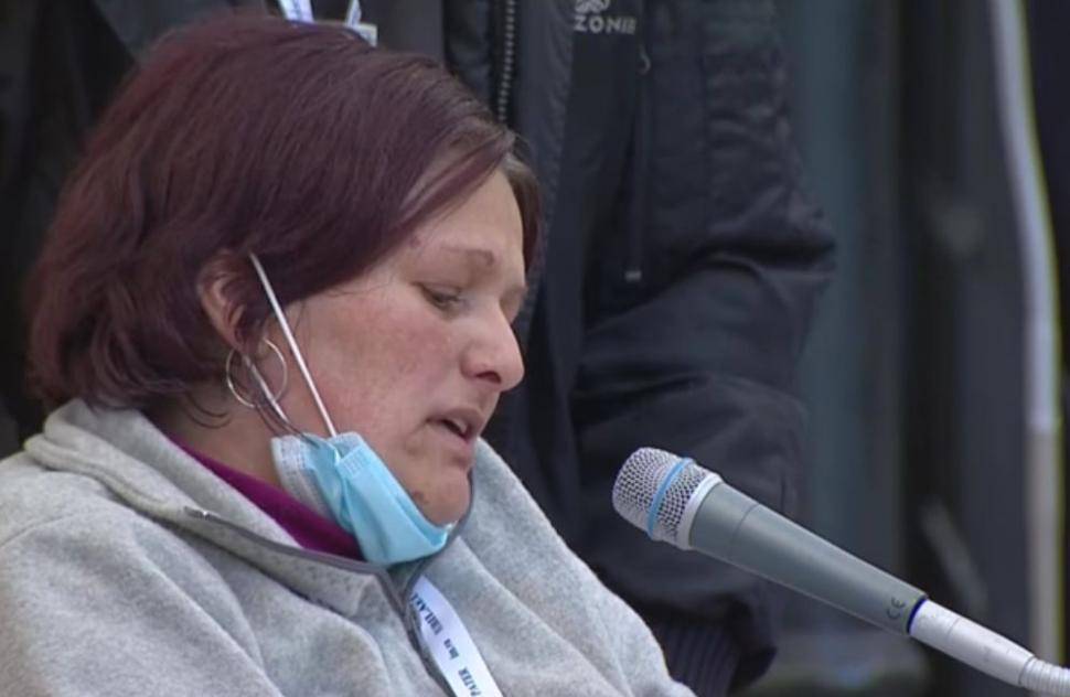 O româncă dependentă de morfină și greu încercată de viață a fost aplaudată în biserică după o mărturie în fața Papei Francisc, în Italia 736035