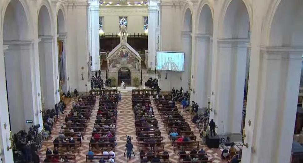 O româncă dependentă de morfină și greu încercată de viață a fost aplaudată în biserică după o mărturie în fața Papei Francisc, în Italia 736036