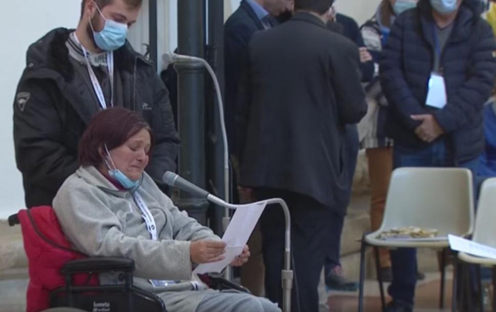 O româncă dependentă de morfină și greu încercată de viață a fost aplaudată în biserică după o mărturie în fața Papei Francisc, în Italia 736037