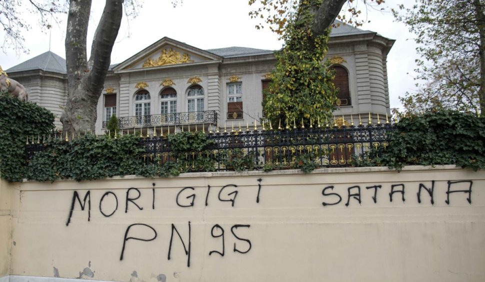 Gardul lui Gigi Becali, vandalizat de fanii FCSB: "Mori, Gigi!, Satana, pleacă!"