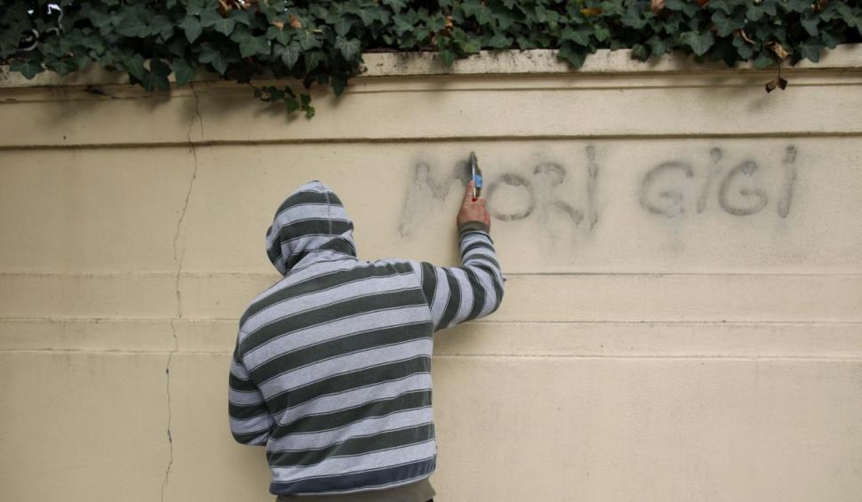 Gardul lui Gigi Becali, vandalizat de fanii FCSB: "Mori, Gigi!, Satana, pleacă!" 736198