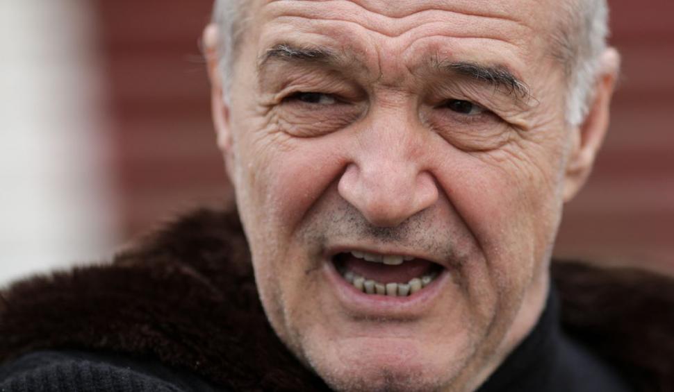 Gardul lui Gigi Becali, vandalizat de fanii FCSB: "Mori, Gigi!, Satana, pleacă!" 736201