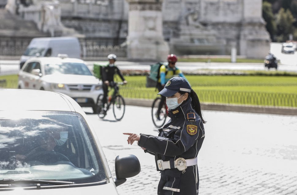 Italia înăsprește restricțiile anti-COVID-19. Sunt vizate călătoriile cu taxiul, trenul și autobuzul