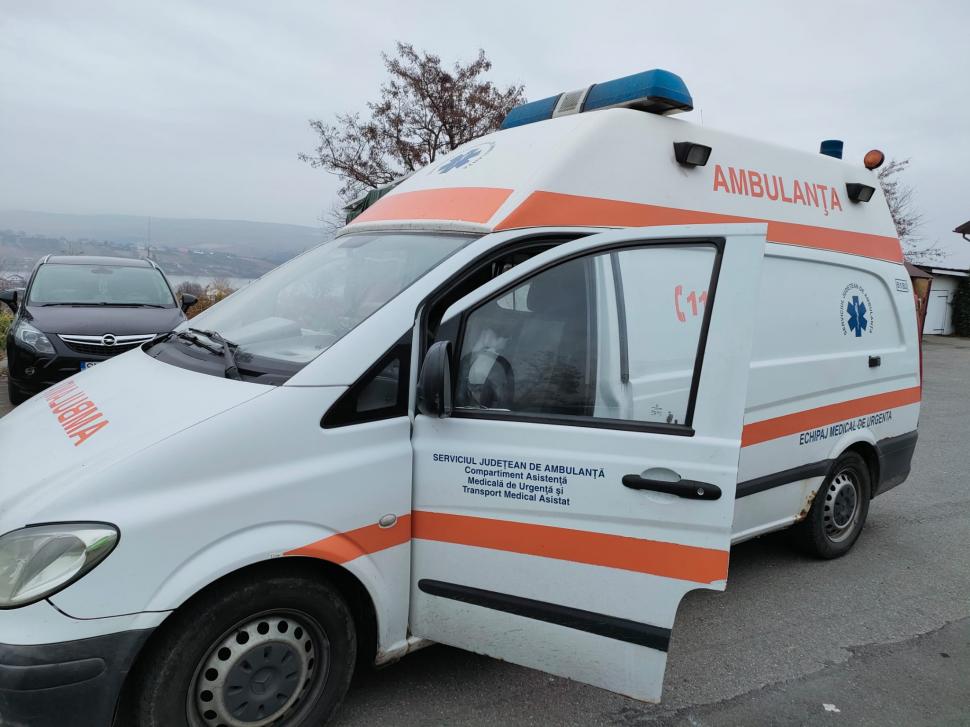 O ambulanță a luat foc în mers, în Suceava, luni dimineaţă 736152
